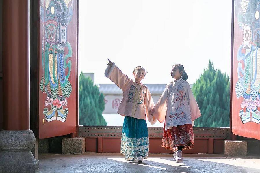 跨越千年的“对话”，在威海刘公岛邂逅雕梁画栋与汉服之美